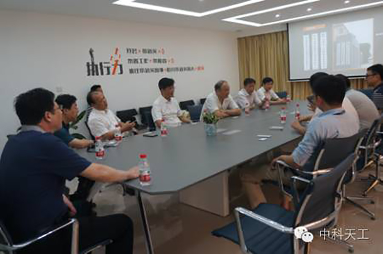 武漢市科技局領(lǐng)導蒞臨中科天工智能裝備孵化器視察指導01.jpg