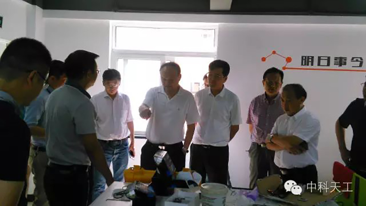 武漢市科技局領(lǐng)導蒞臨中科天工智能裝備孵化器視察指導02.jpg