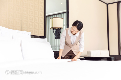 酒店管理之保潔員床鋪整理與餐飲管理的高效協(xié)作