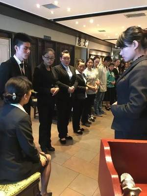 昆明佳華廣場(chǎng)酒店服務(wù)精英助力福照樓，共筑云南餐飲服務(wù)新標(biāo)桿——記禮儀禮節(jié)、微笑與問(wèn)候?qū)ｍ?xiàng)培訓(xùn)會(huì)